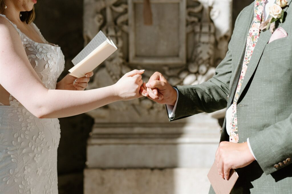 celebranti.com-Wedding Vows-PromesseNuziali-SecretCeremony-CerimoniaSegreta-VenueRoma-ManiUnite-credit-GeorgeNovacWedding