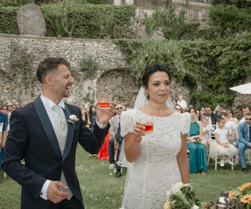sposi che brindano durante la cerimonia nel rito del coctkail - newlyweds toasting during the cocktail ceremony