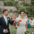 sposi che brindano durante la cerimonia nel rito del coctkail - newlyweds toasting during the cocktail ceremony