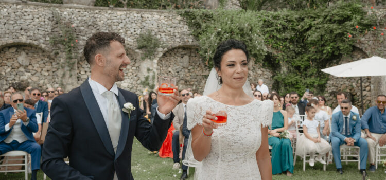 sposi che brindano durante la cerimonia nel rito del coctkail - newlyweds toasting during the cocktail ceremony