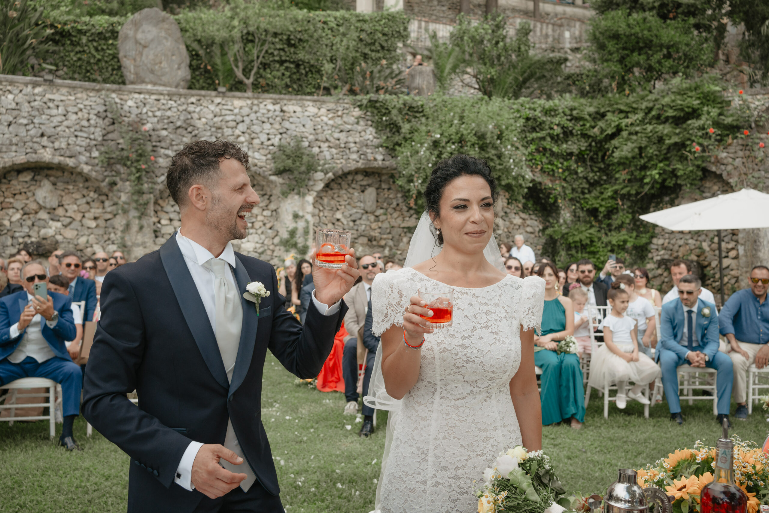 sposi che brindano durante la cerimonia nel rito del coctkail - newlyweds toasting during the cocktail ceremony