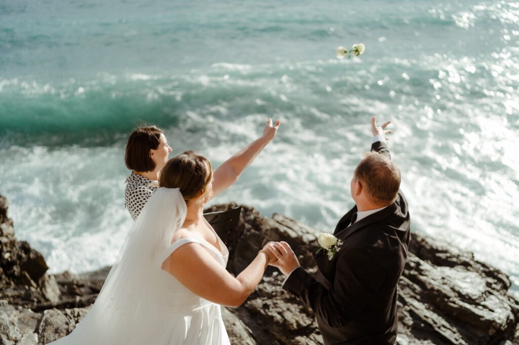 celebranti.com-Rito-cerimonia-LancioFiori-Ceremony-Wedding-Matrimonio-CerimoniaAll'aperto-Scogli-5Terre-Monterosso-creditAlessio-Bazzicchi