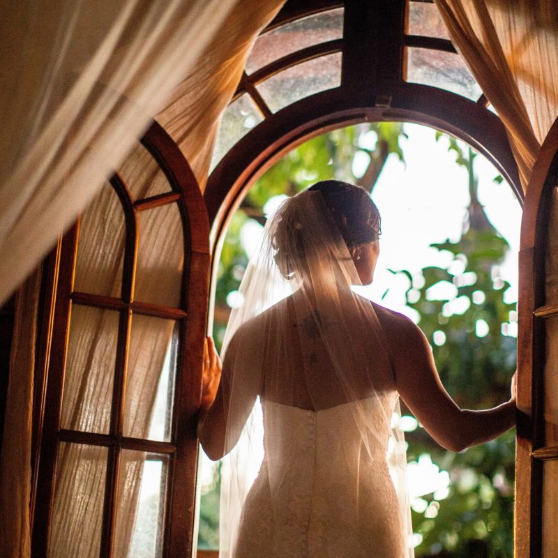sposa da sola alla finestra. a bride standing alone at the window