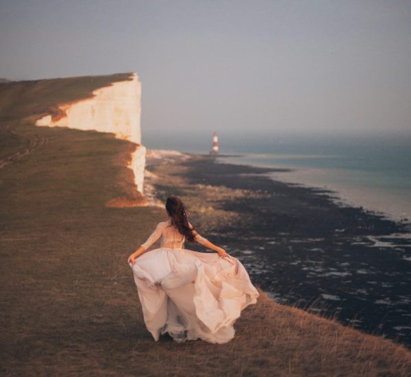 sposa da sola che corre. a bride running on her own