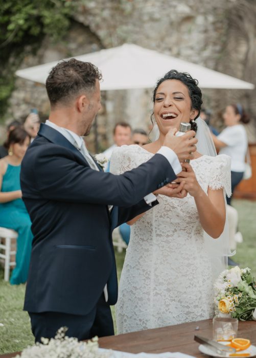 gli sposi shakerano insieme il loro cocktail durante il rito - The bride and groom shake their cocktails together during the ceremony.