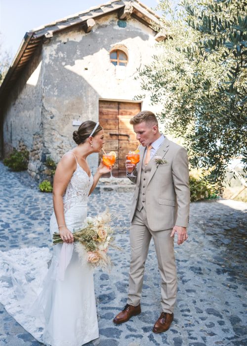 sposi che brindano con juno spritz - newlyweds toasting with a spritz